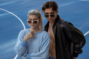 Männliches Model mit Linda Farrow Sunglasses.