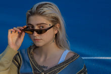 Laden Sie das Bild in den Galerie-Viewer, Weibliches Model mit Vintag Knit Cardigan und schmaler cooler Sonnenbrille.