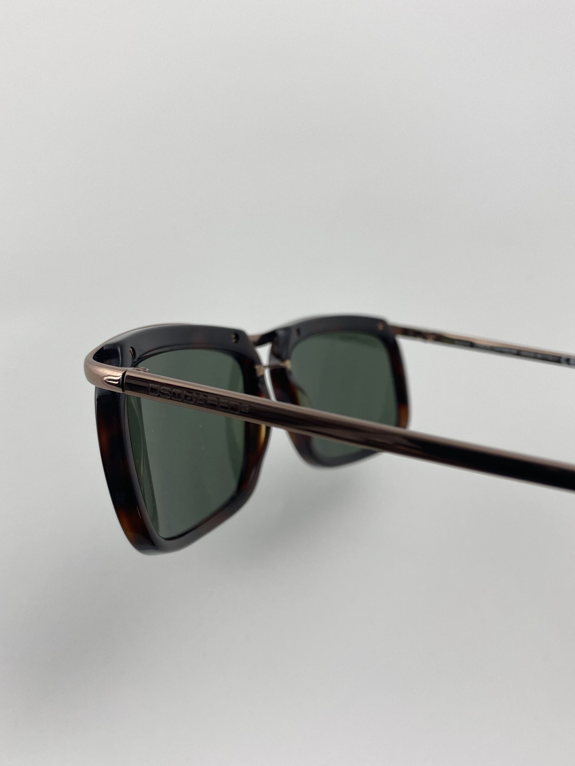 Produktbild einer Dsquared Sunglasses brown vom Bügel von der Seite vor weißem Hintergrund.