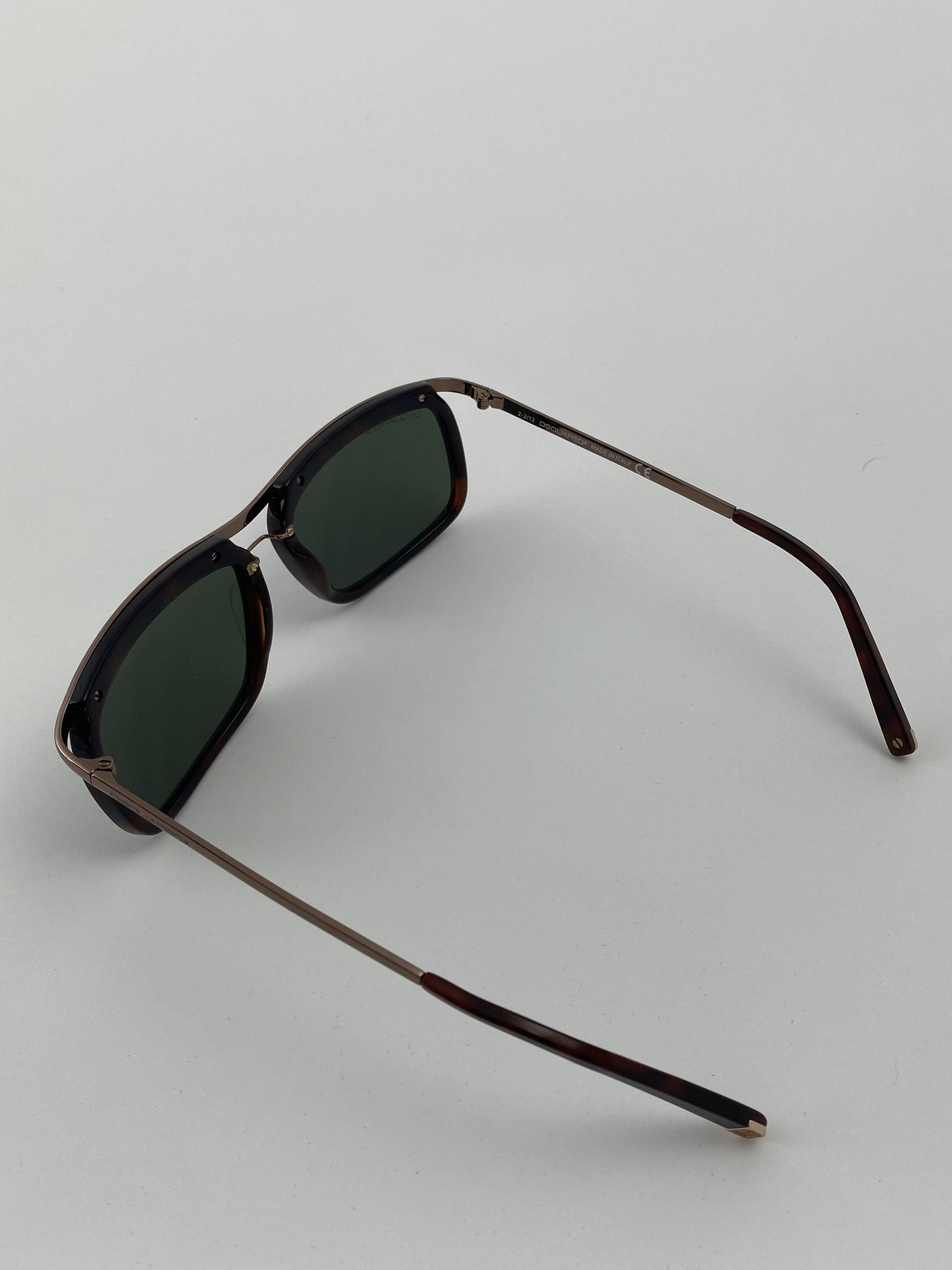 Produktbild einer Dsquared Sunglasses brown von hinten vor weißem Hintergrund.