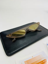 Laden Sie das Bild in den Galerie-Viewer, Produktbild der Andy Wole Sunglasses Florence Ashton oben vor weißem Hintergrund.