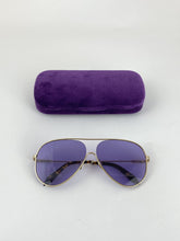 Laden Sie das Bild in den Galerie-Viewer, Produktbild der Victoria Beckham Pilot Sunglasses purple vor weißem Hintergrund.