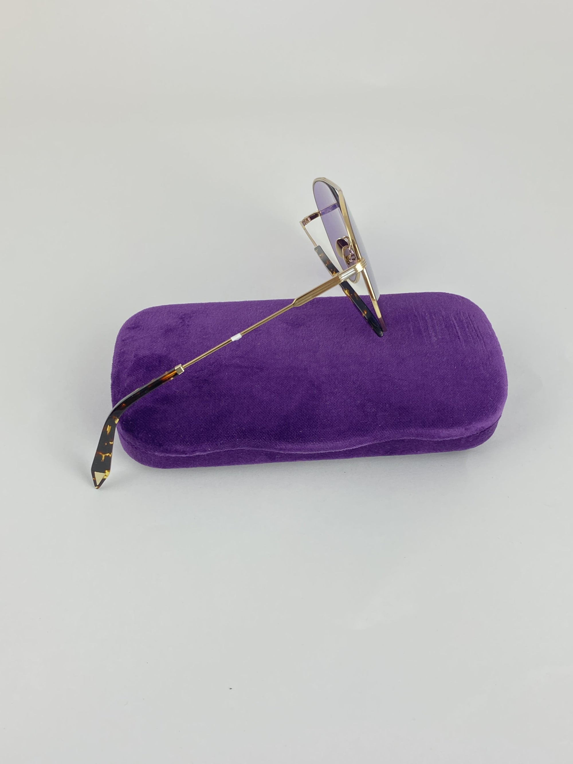 Produktbild der Victoria Beckham Pilot Sunglasses purple von der Seite vor weißem Hintergrund.