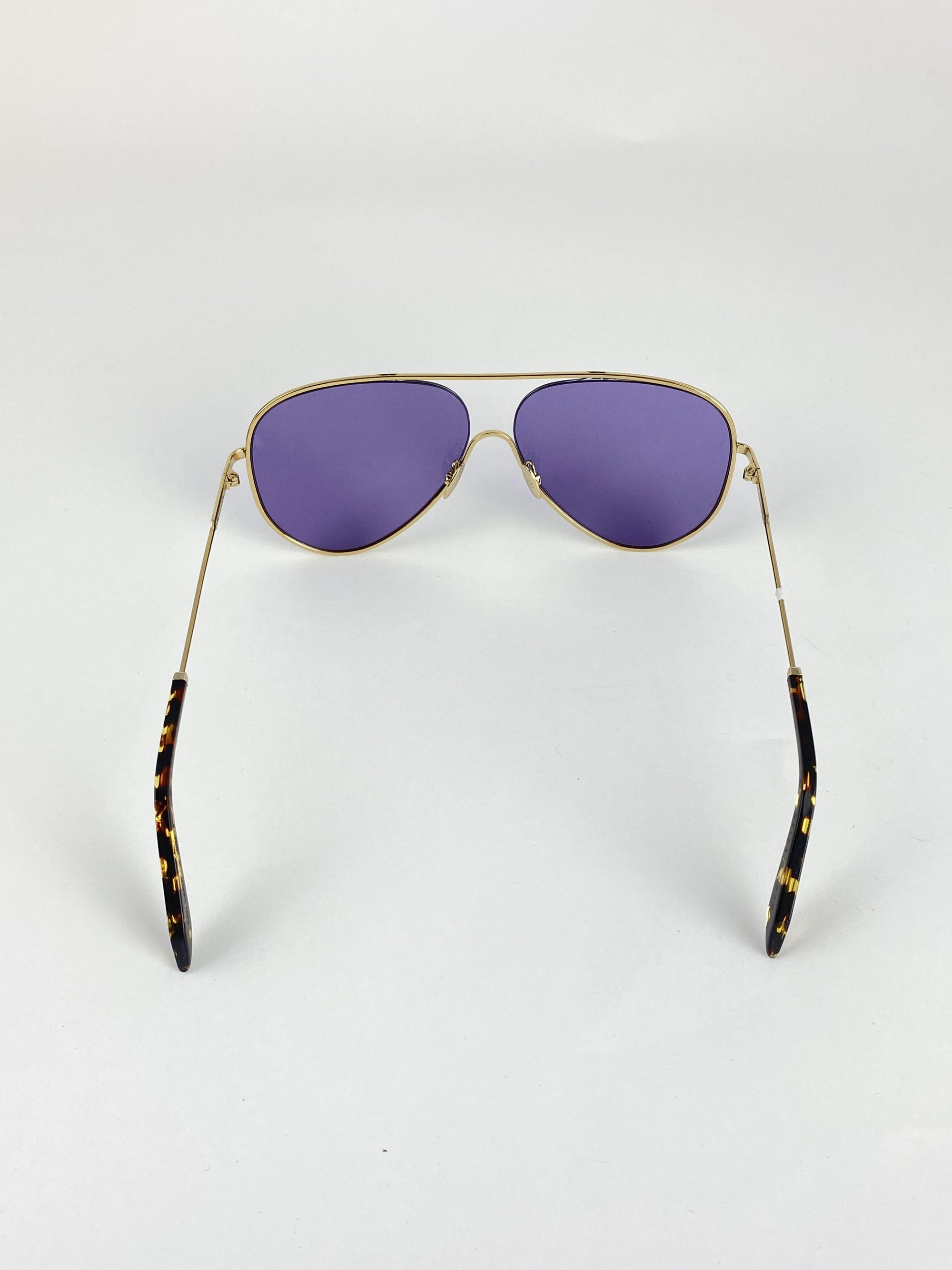 Produktbild der Victoria Beckham Pilot Sunglasses purple vor weißem Hintergrund.