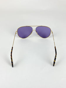 Produktbild der Victoria Beckham Pilot Sunglasses purple vor weißem Hintergrund.