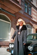 Laden Sie das Bild in den Galerie-Viewer, Tragebild der Mykita Sunglasses leo gold flexible von Vorne vor Hintergrund.