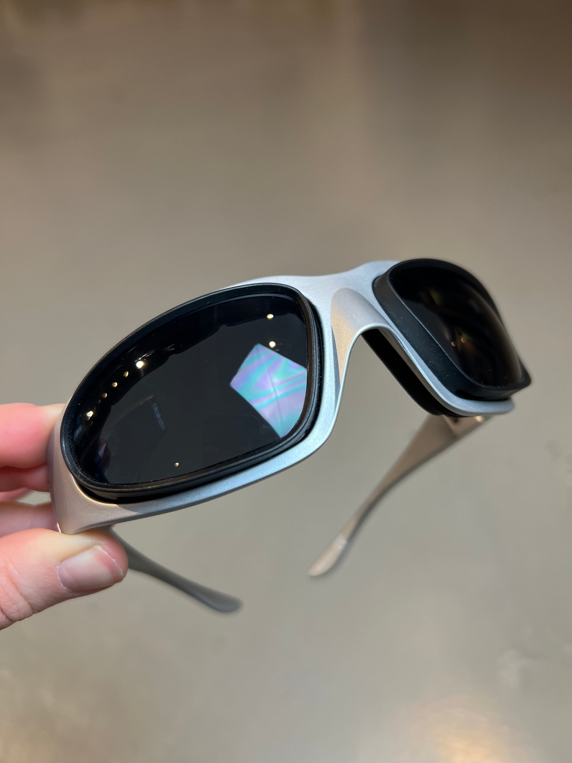 Produktbild von einer Baruffaldi Y2K Sonnenbrille vor grauem Hintergrund.