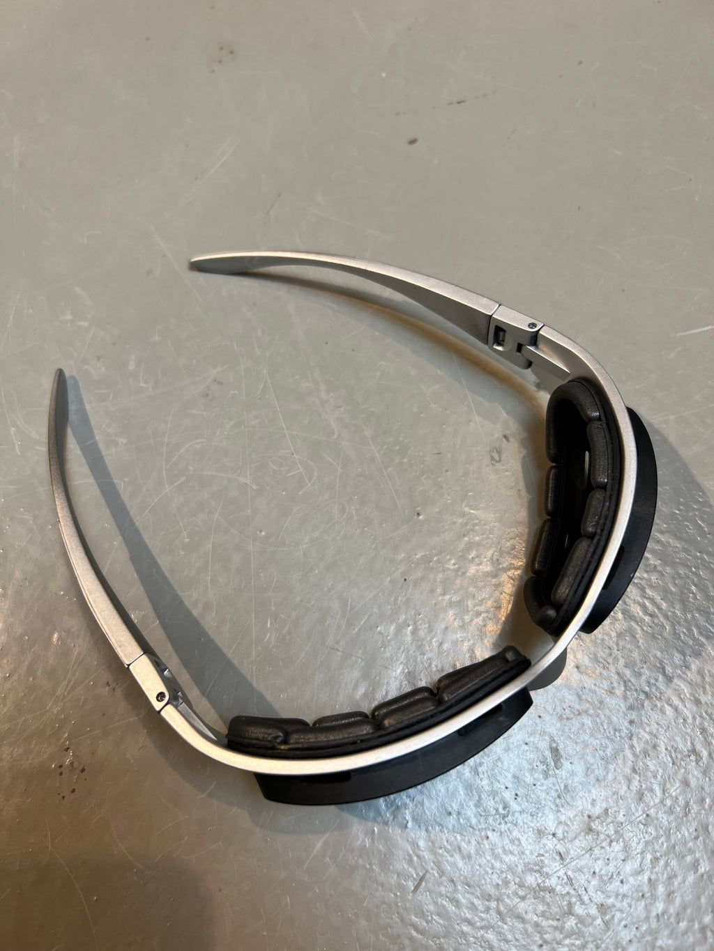 Detail-Produktbild von einer Baruffaldi Y2K Sonnenbrille vor grauem Hintergrund.