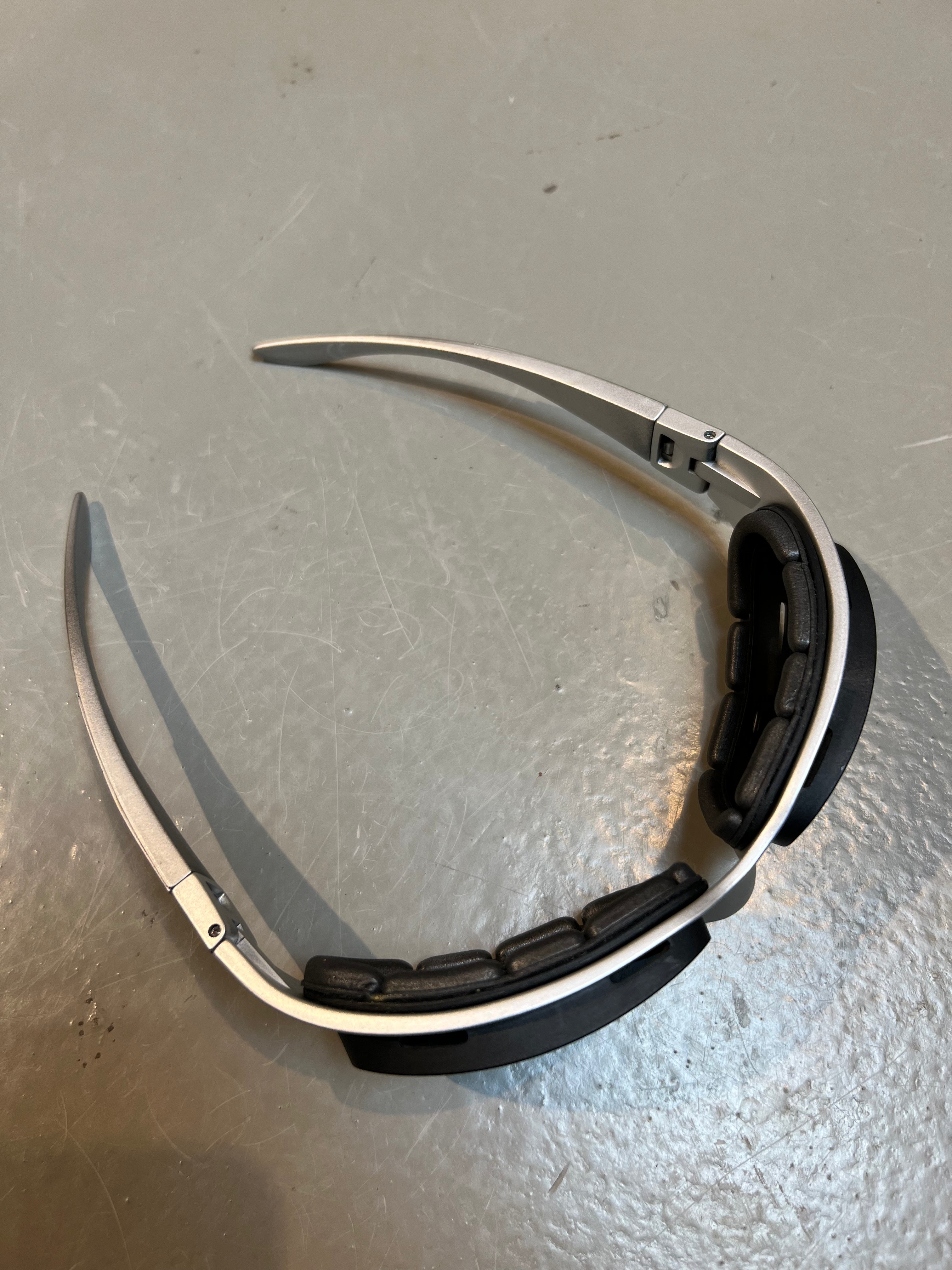 Detail-Produktbild von einer Baruffaldi Y2K Sonnenbrille vor grauem Hintergrund.