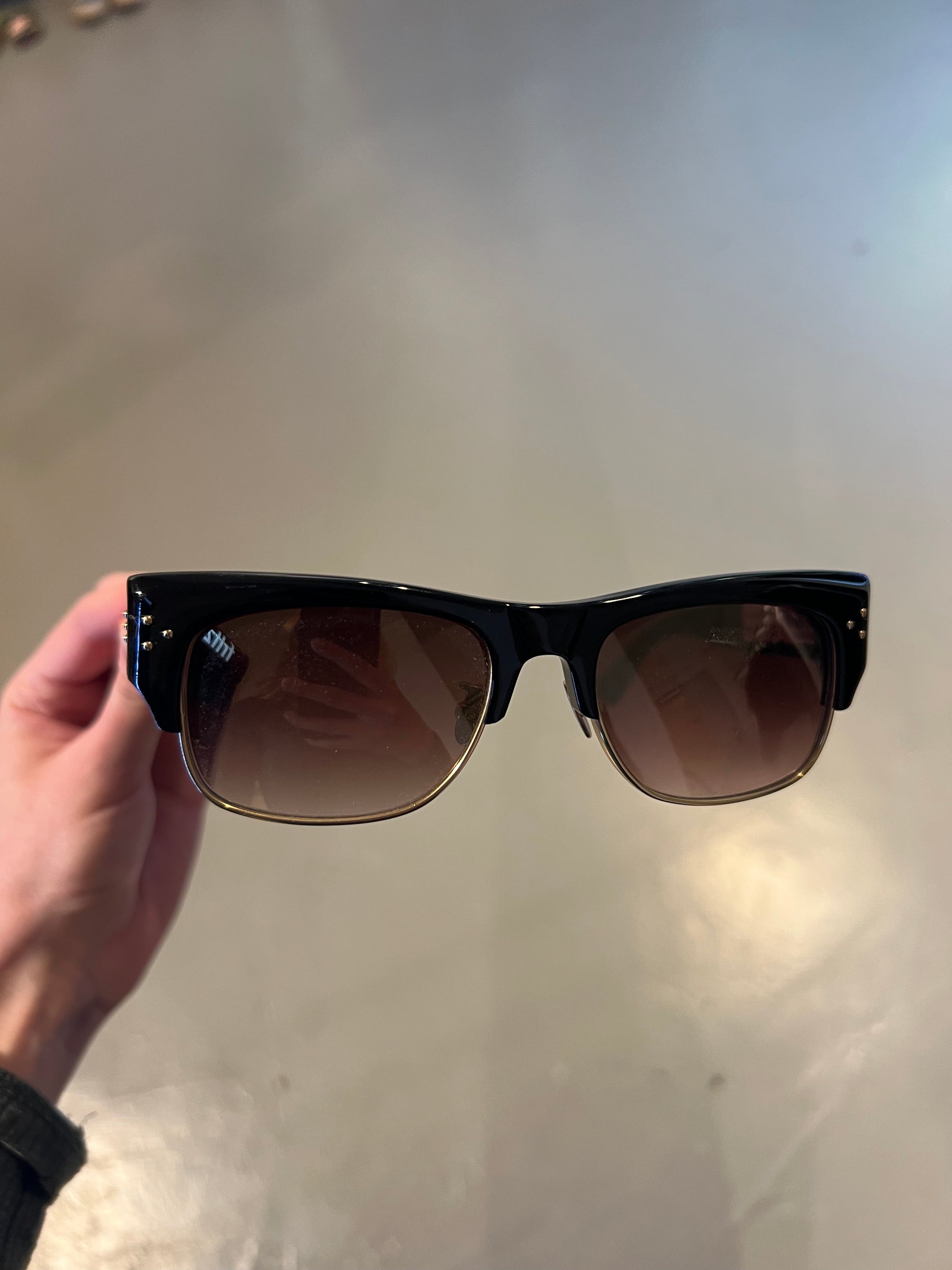 Produktbild von einer Vintage Linda Farrow Sonnenbrille vor grauem Hintergrund.