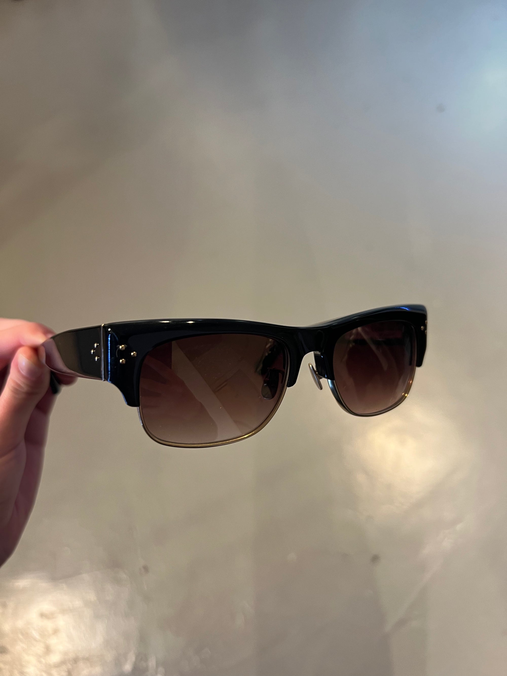 Produktbild von einer Vintage Linda Farrow Sonnenbrille vor grauem Hintergrund.