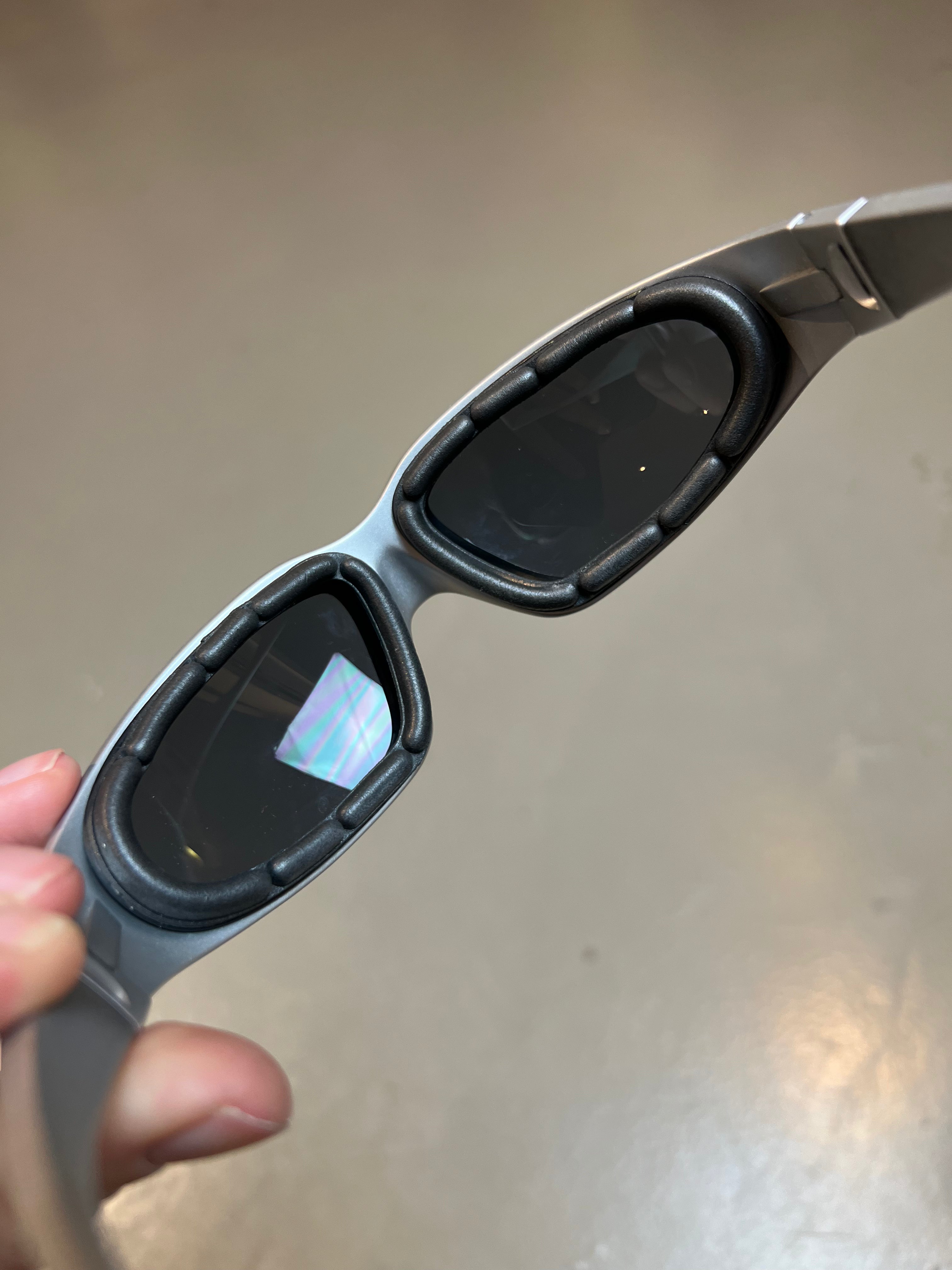 Detail-Produktbild von einer Baruffaldi Y2K Sonnenbrille vor grauem Hintergrund.