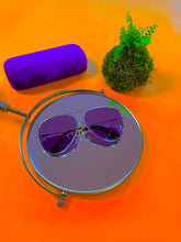 Laden Sie das Bild in den Galerie-Viewer, Victoria Beckham Pilot Sunglasses purple vor buntem Hintergrund.