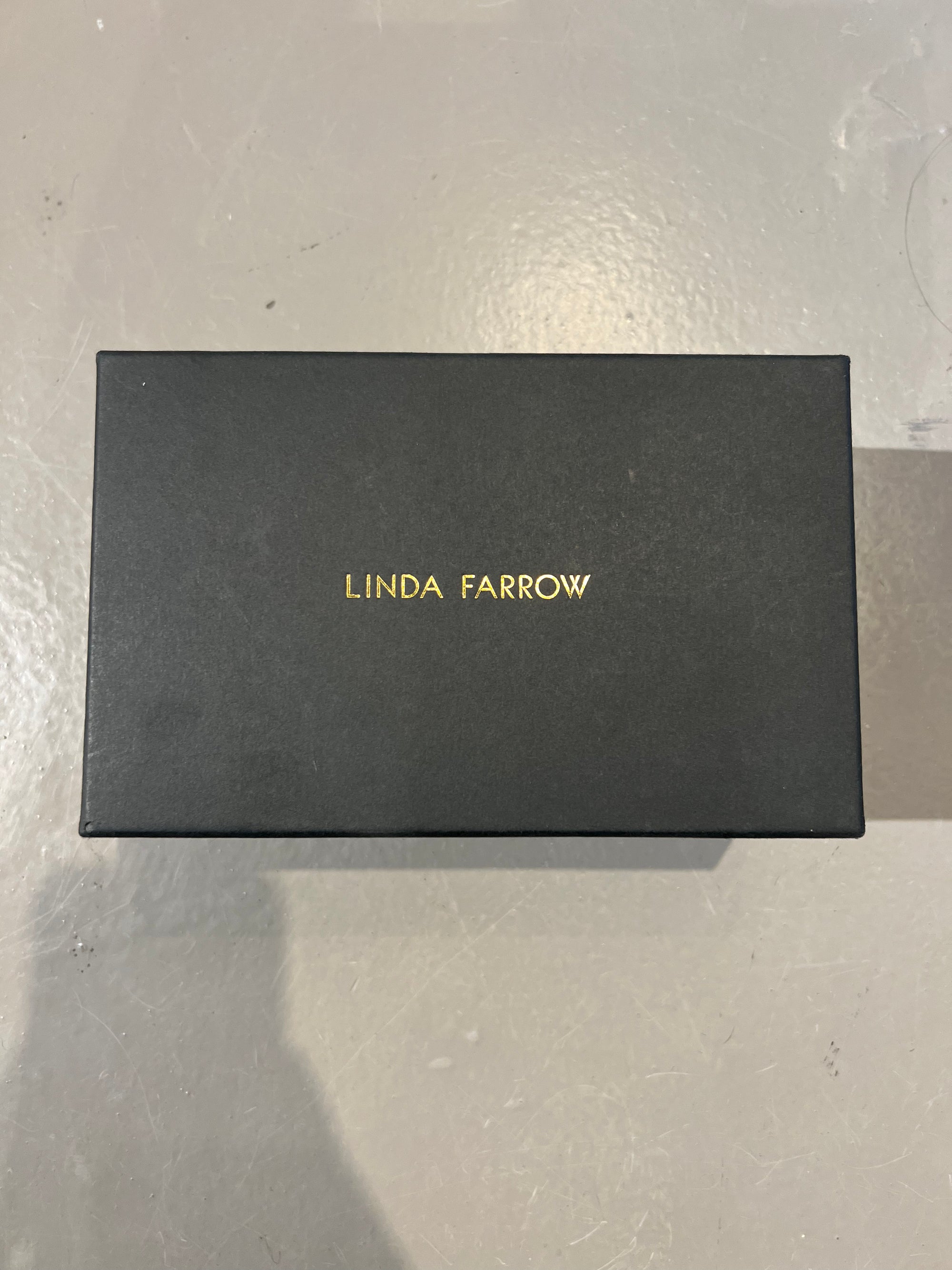 Produktbild von einem Vintage Linda Farrow Sonnenbrillen-Case vor grauem Hintergrund.