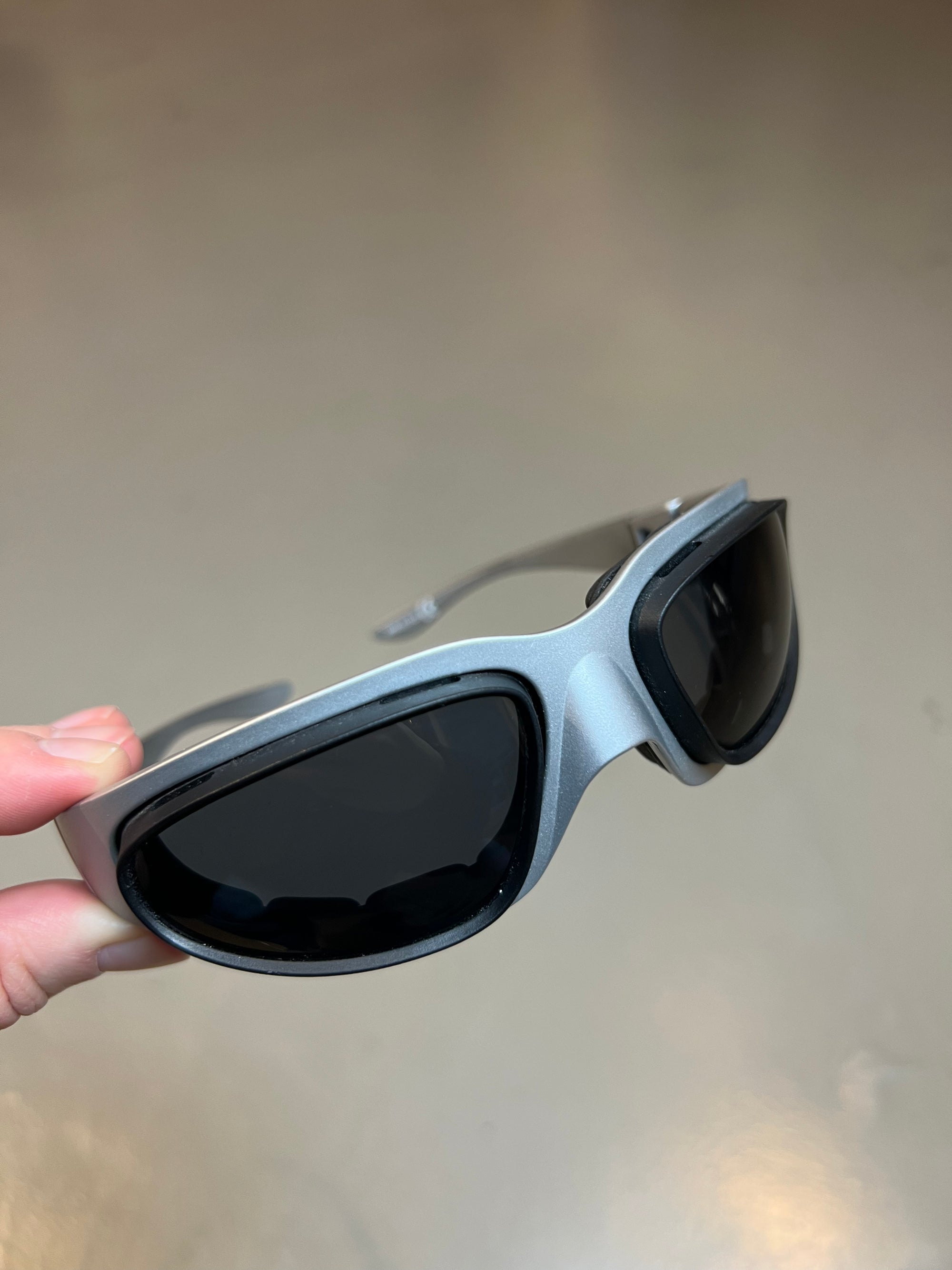 Produktbild von einer Baruffaldi Y2K Sonnenbrille vor grauem Hintergrund.