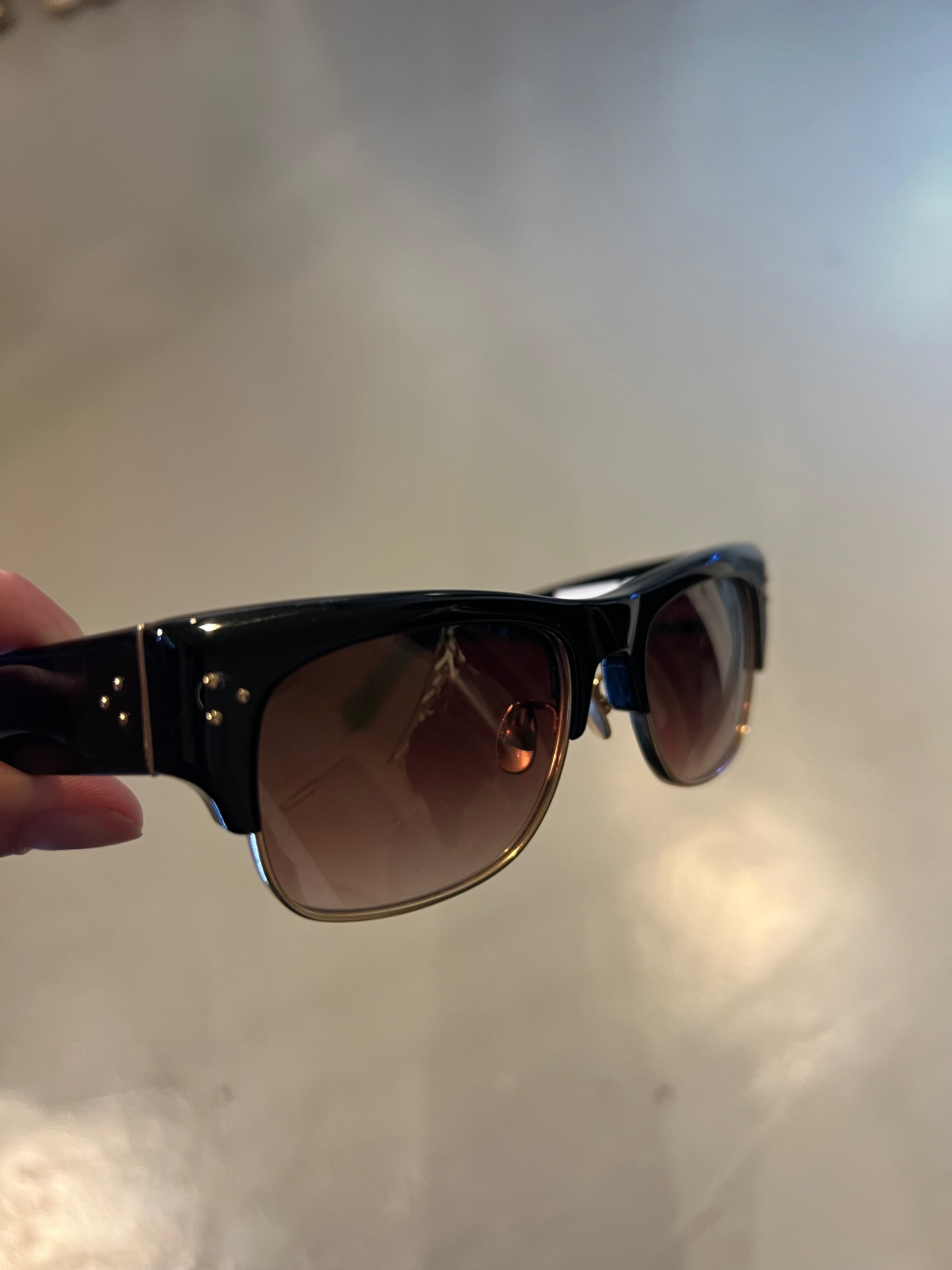 Produktbild von einer Vintage Linda Farrow Sonnenbrille vor grauem Hintergrund.