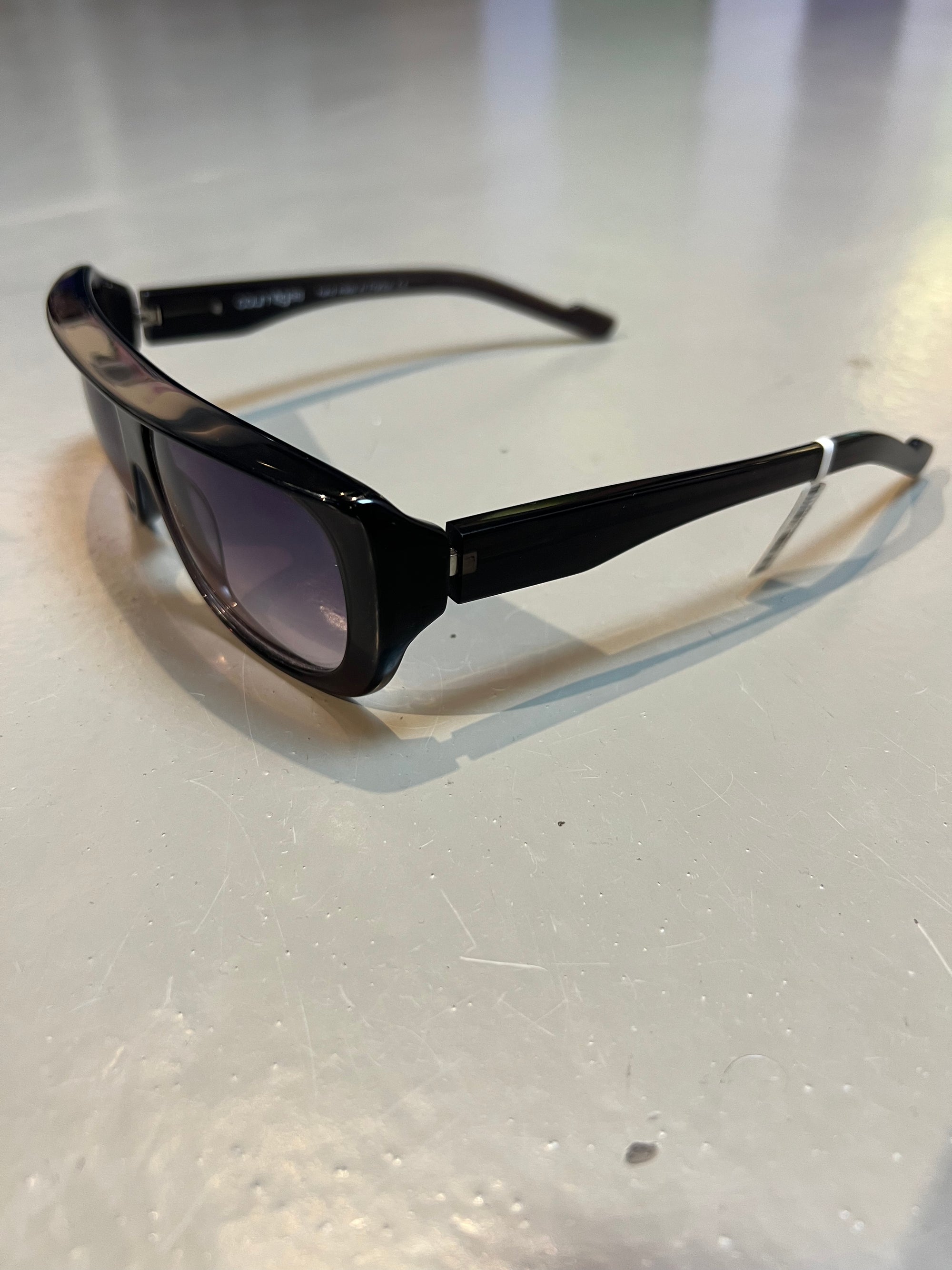Produktbild einer Alain Mikli Paris Sonnenbrille vor grauem Hintergrund.