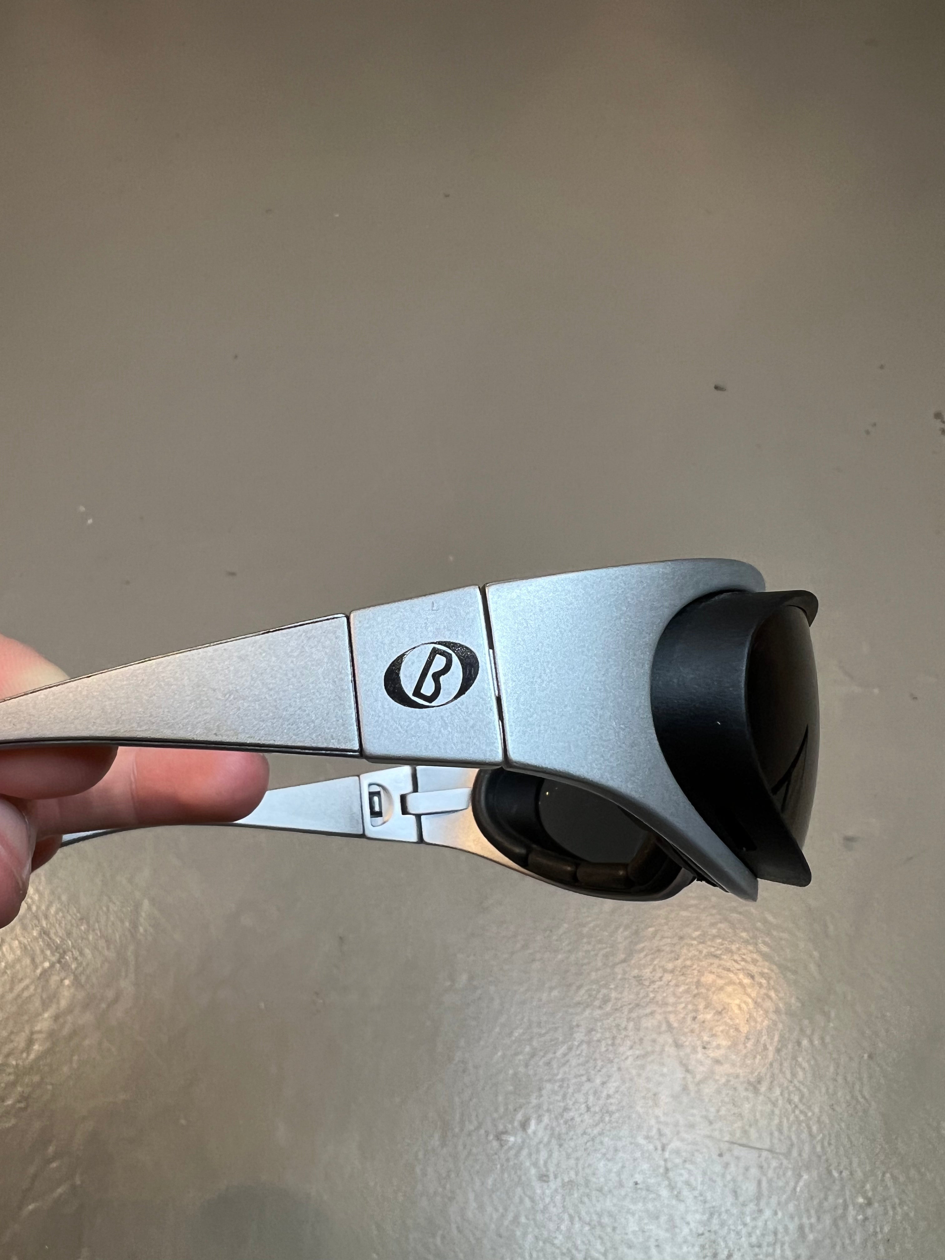 Detail-Produktbild von einer Baruffaldi Y2K Sonnenbrille vor grauem Hintergrund.