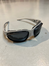Laden Sie das Bild in den Galerie-Viewer, Produktbild von einer Baruffaldi Y2K Sonnenbrille vor grauem Hintergrund.