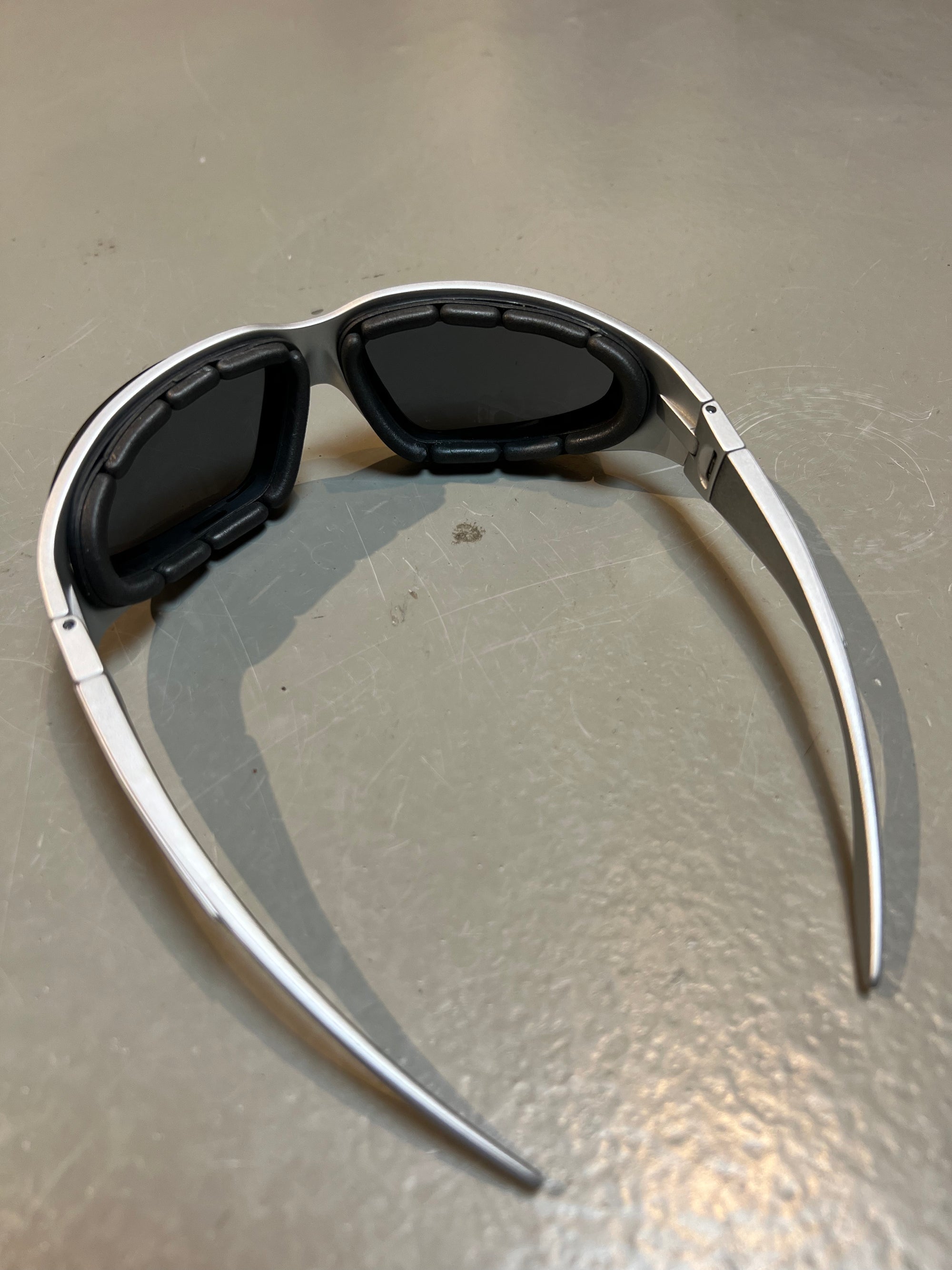 Detail-Produktbild von einer Baruffaldi Y2K Sonnenbrille vor grauem Hintergrund.
