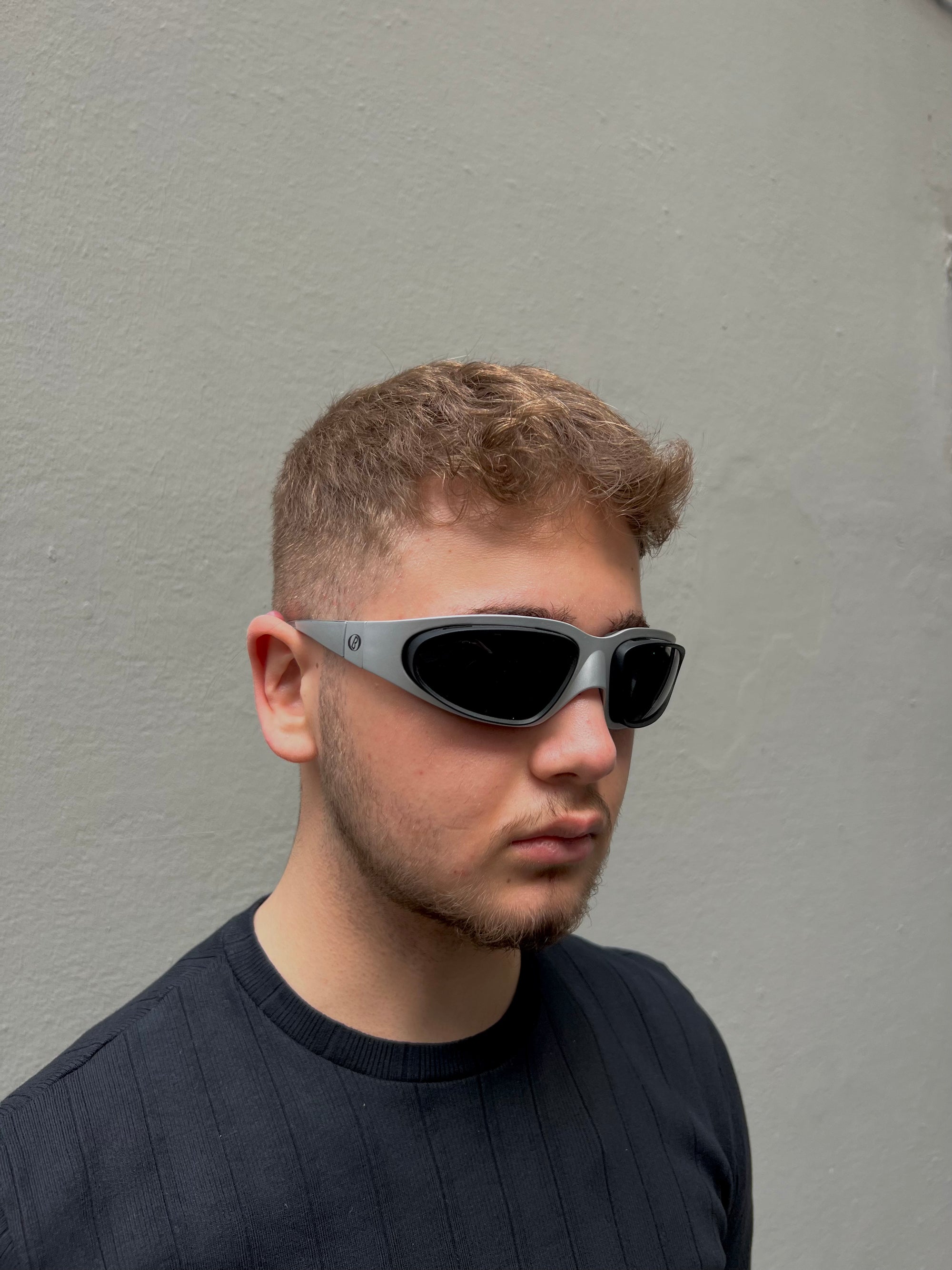 Tragebild von einer Baruffaldi Y2K Sonnenbrille vor grauem Hintergrund.