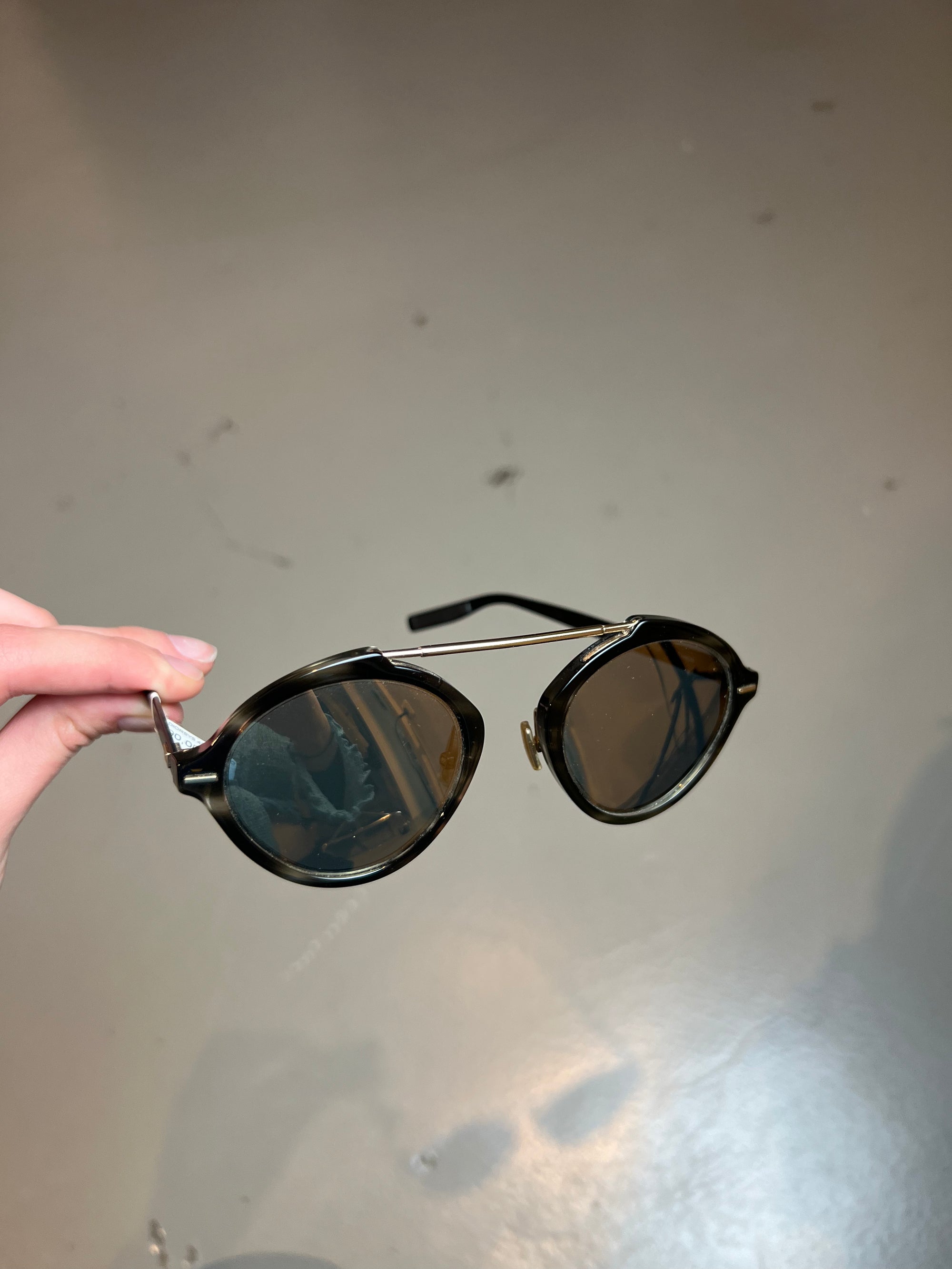 Produktbild einer Christian Dior Sonnenbrille vor grauem Hintergrund.