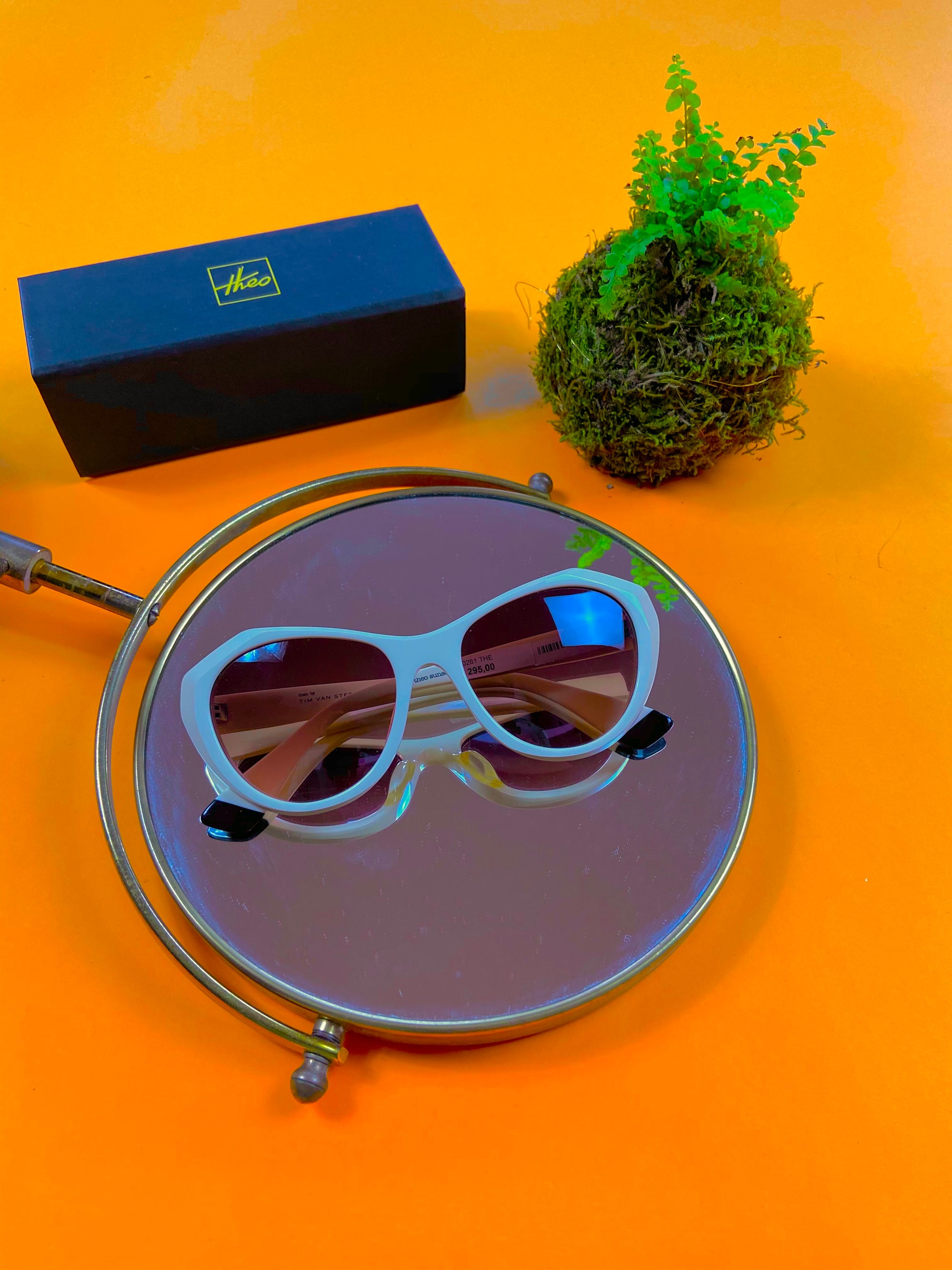 Produktbild der Theo by Tim Van Steenbergen Sunglasses Creme vor buntem Hintergrund.